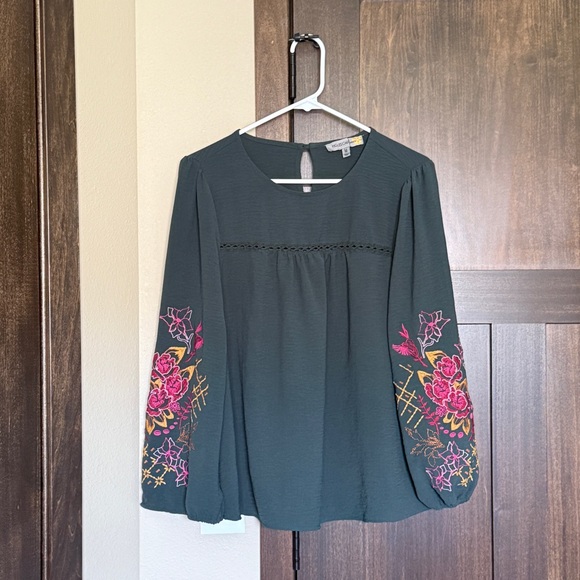 figueroa & flower Tops - Figueroa & Flower Women’s Embroidered Floral Sleeve Boho Blouse Size Medium